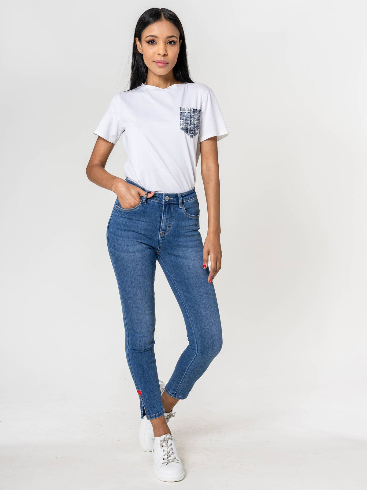 Jeans 7/8 de cintura alta con bordado de corazón en el bajo