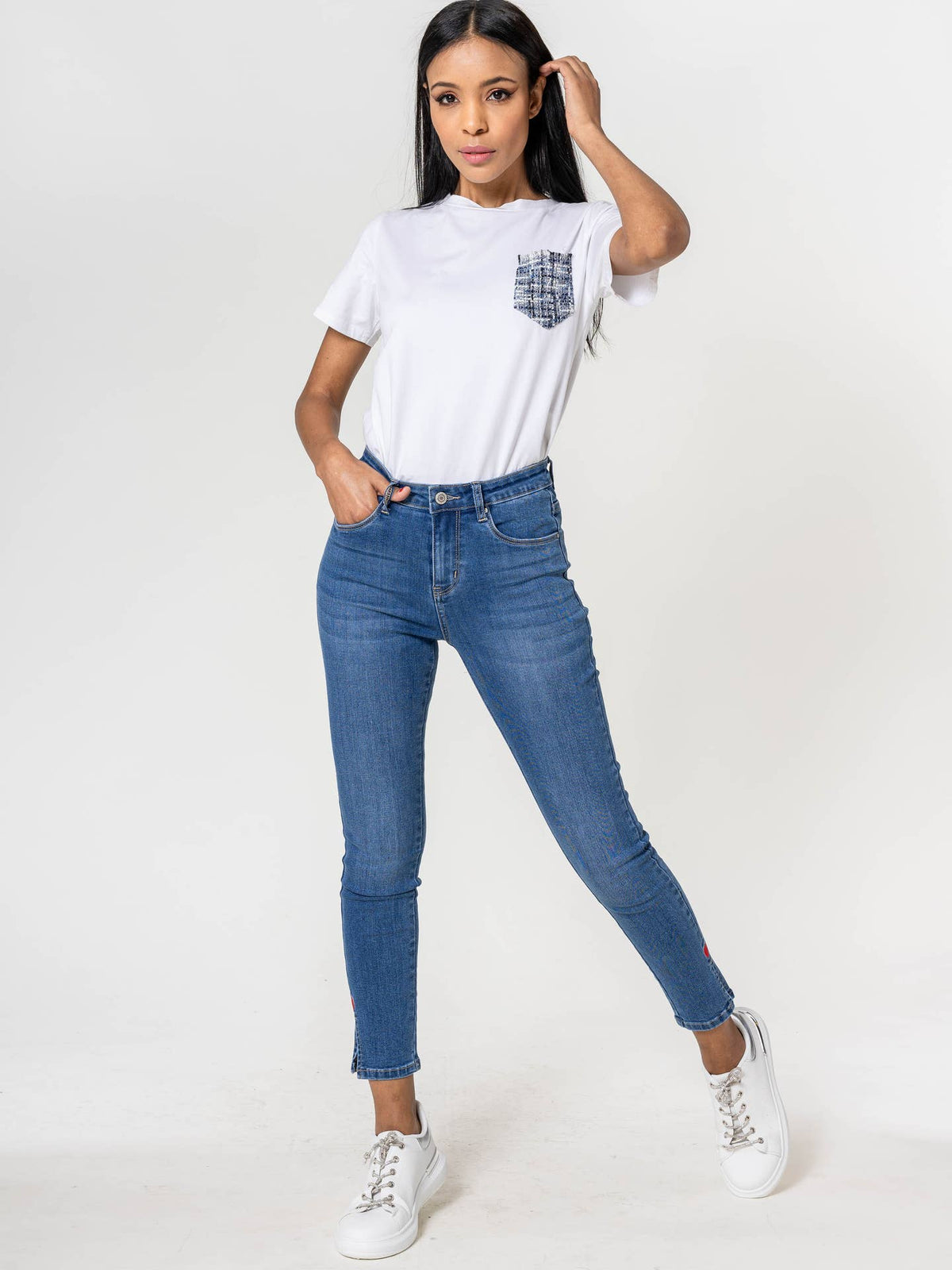Jeans 7/8 de cintura alta con bordado de corazón en el bajo