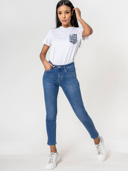 Jeans 7/8 de cintura alta con bordado de corazón en el bajo