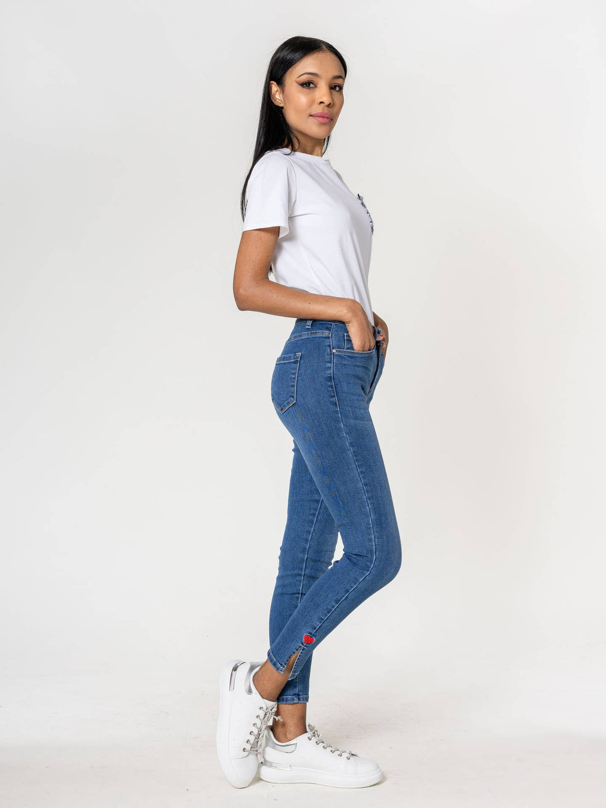 Jeans 7/8 de cintura alta con bordado de corazón en el bajo