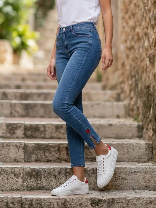 Jeans 7/8 de cintura alta con bordado de corazón en el bajo