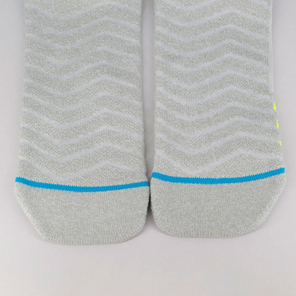 Calcetines deportivos de compresión técnica sin costuras. Gris