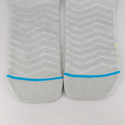 Calcetines deportivos de compresión técnica sin costuras. Gris