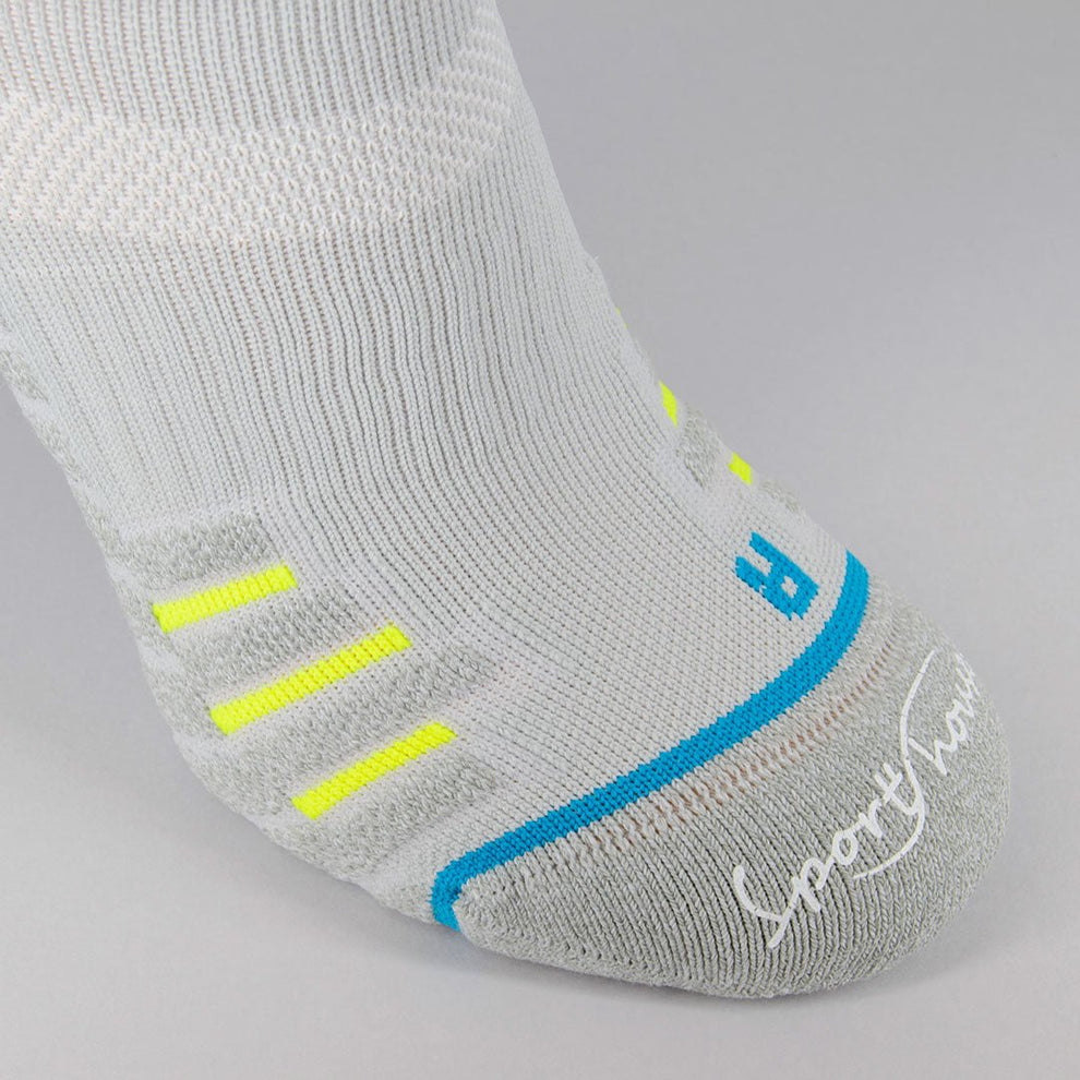 Calcetines deportivos de compresión técnica sin costuras. Gris