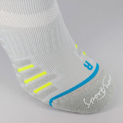 Calcetines deportivos de compresión técnica sin costuras. Gris