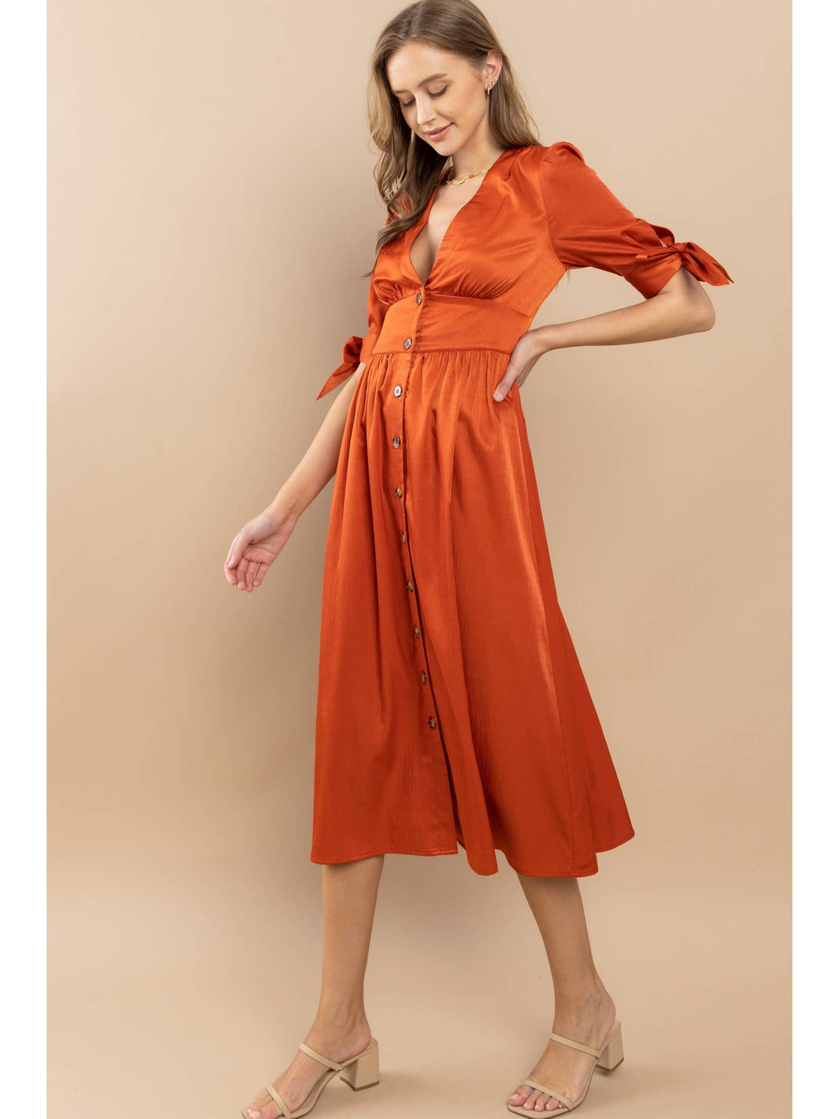 Vestido midi con botones delanteros y mangas con lazo